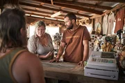 Gemeinsam mit der Bed-and-Breakfast-Betreiberin Sue (Genevieve Lemon) versucht der Fremde (Jamie Dornan) die letzten Stationen vor seinem Unfall ausfindig zu machen. Der Souvenirshop bei den "Steinm&auml;nnern" im Outback ist ein erster Anhaltspunkt.