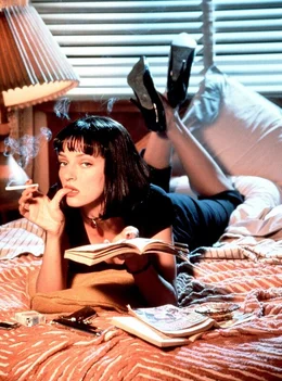 Die lebenslustige Gangsterbraut Mia (Uma Thurman) untersch&auml;tzt die Gefahren des Rauchens und des Kokain-Konsums.