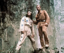 Winnetou (Pierre Brice, l.), der H&auml;uptling der Apachen, und sein Freund Old Shatterhand (Lex Barker, r.) versuchen, im Wilden Westen f&uuml;r Frieden zu sorgen