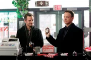 Nach dem Mord an einem jungen Pizzab&auml;ckers suchen die Ermittler Mac Taylor (Gary Sinise, r.) und Danny Messer (Carmine Giovinazzo, M.) das Restaurant auf, in dem das Opfer gearbeitet hat. Finden sie dort Hinweise?