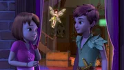 Peter Pan und Tinker Bell sind bei den Darlings gelandet, um Wendy und ihre Brüder nach Nimmerland mitzunehmen. Peter Pan und Tinker Bell sind bei den Darlings gelandet, um Wendy und ihre Brüder nach Nimmerland mitzunehmen.