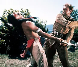 Old Shatterhand (Lex Barker, r.) macht seinem Namen alle Ehre und versetzt einem Indianer einen Tiefschlag ...