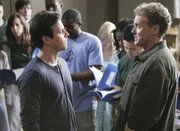 Cox (John C. McGingley, r.) verspricht der Gruppe um Drew (Michael Mosley, l.) eine Höllenwoche mit Prüfungen und Arbeiten, ernennt aber Lucy zur "Gruppenleiterin", da er Drew die Loser ersparen möchte. Lucy, die völlig überfordert ist, bittet Drew zurückzukehren ... Cox (John C. McGingley, r.) verspricht der Gruppe um Drew (Michael Mosley, l.) eine Höllenwoche mit Prüfungen und Arbeiten, ernennt aber Lucy zur "Gruppenleiterin", da er Drew die Loser ersparen möchte. Lucy, die völlig überfordert ist, bittet Drew zurückzukehren ...