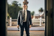 Er ist eine Legende bei der australischen Polizei und soll die Ermittlungen bei einer Explosion &uuml;bernehmen: Detective Inspector Lachlan Rogers (Damon Herriman).