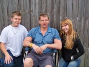 (v.l.n.r.) Joey; Joeys Vater; Joeys Mutter