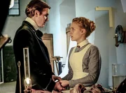 Georg Tischendorf (Maximilian Meyer-Bretschneider, l.) gesteht Ida (Alicia von Rittberg, r.) erneut seine Liebe.