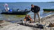 Bucht-Ranger Hanno Greve (Komparse, l.) wird tot am Strand aufgefunden. Rechtsmedizinerin Dr. Helene Sturbeck (Katharina Blaschke, M.) gibt Kriminalhauptkommissar Lars Pöhlmann (Dominic Boeer, r.) erste Informationen zum Fall. Bucht-Ranger Hanno Greve (Komparse, l.) wird tot am Strand aufgefunden. Rechtsmedizinerin Dr. Helene Sturbeck (Katharina Blaschke, M.) gibt Kriminalhauptkommissar Lars Pöhlmann (Dominic Boeer, r.) erste Informationen zum Fall.