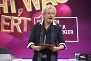 Auch Thomas Gottschalk weiß nicht was passiert, aber er muss die Show moderieren und völlig unvorbereitet improvisieren.