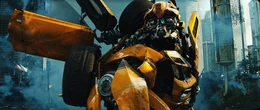 Beinahe zu sp&auml;t erkennt der treue Bumblebee (Bild), dass dem ehemaligen Anf&uuml;hrer der Autobots, Sentinel Prime, nicht besonders viel am Schicksal der Erde liegt ...