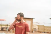 Der Fremde (Jamie Dornan) entdeckt ein Telefon, das er vor seinem Unfall versteckt hatte - und erh&auml;lt prompt einen verst&ouml;renden Anruf.