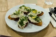 Tagesmotto: "Silvester-Menü": Crostini mit Räucherforelle: "Gruß aus der Küche" von Johann Lafer