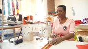 F&uuml;r viele Frauen der Herero in Namibia ist das N&auml;hen ihrer traditionellen Kleidung ein Broterwerb.