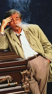 Lt. Columbo (Peter Falk), erscheint die Geschichte, dass Drogen-Dealer die Kolumnistin entführt haben sollen, sofort unglaubwürdig, und er beginnt damit, die Menschen zu interviewen, die Verity Chandler zuletzt gesehen haben.