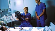 Dr. Stefan Frank (Sigmar Solbach, l.) und Pfleger Julian (Andres Elsholz) wachen an Moritz (Constantin Sch&uuml;nemann) Bett. Er liegt im Koma.