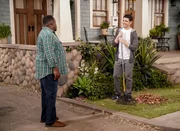Calvin Butler (Cedric the Entertainer, l.); Dave Johnson (Max Greenfield, r.).