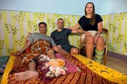 Mandy und Robin besuchen den Indonesier Didit (li.) ein Jahr nach dem Unfall.