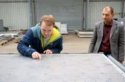 Solar-Tech-YouTuber Leo Tiedt begutachtet ein Solarpanel in der Halle des Dresdner Erfinders Harald Gross. Mit seiner Blitzlampen-Technologie sollen Solaranlagen effektiver recycelt werden.