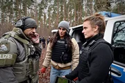 Der Einsatzleiter und sein Team beraten &uuml;ber die richtige Strategie, v.li.: Jean-Philippe Adabra als Tommek Lazarski, Aybi Era als Mavi Neumann, Elisabeth Baulitz als Katharina Koblinsk