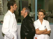 Nikola (Mariele Millowitsch) ist fassungslos. Tewes (Robert Giggenbach, M.) streitet sich, trotz ihrer Bitte es nicht zu tun, mit Schmidt (Walter Sittler).