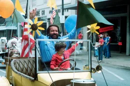 Sheriff Craft (Bud Spencer, hinten) hat mit seinem kleinem Pflegesohn (Cary Guffey, vorne) von einem anderen Stern schon viel erlebt, doch nun haben sie es mit eigent&uuml;mlichen Au&szlig;erirdische zu tun ...