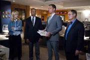 Als Gibbs und McGee in Russland verschwinden, versucht das Team fieberhaft, mit Hilfe seiner internationalen Kontakte die Spur der Vermissten aufzunehmen: Ellie Bishop (Emily Wickersham, l.), Leon Vance (Rocky Carroll, 2.v.l.), Anthony DiNozzo (Michael Weatherly, 2.v.r.) und Dr. Donald Mallard (David McCallum, r.) ...