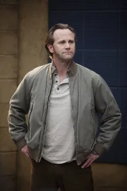 Marcus Gates (Lee Tergesen), der Hauptverdächtige, erweist sich als sehr beschlagen in Rechtsfragen und kann sich der Verhaftung entziehen, was die Ermittler sehr frustriert. Marcus Gates (Lee Tergesen), der Hauptverdächtige, erweist sich als sehr beschlagen in Rechtsfragen und kann sich der Verhaftung entziehen, was die Ermittler sehr frustriert.