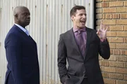 Ray Holt (Andr&eacute; Braugher, l.); Jake Peralta (Andy Samberg, r.)