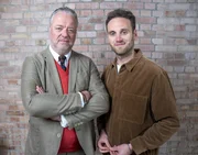Professor Christian Ahlers (l.) erklärt Psychologe Leon Windscheid (r.) wie man das Gefühl Leistung beim Sex erbringen zu müssen angeht und wie wichtig Kommunikation für Intimität ist. Professor Christian Ahlers (l.) erklärt Psychologe Leon Windscheid (r.) wie man das Gefühl Leistung beim Sex erbringen zu müssen angeht und wie wichtig Kommunikation für Intimität ist.
