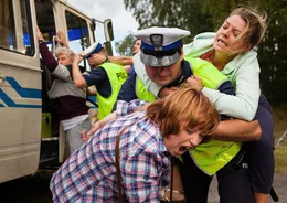 Widerstand gegen die Staatsgewalt. Die Kurbjuweits wehren sich gegen die Festnahme von Klaus (J&ouml;rg Sch&uuml;ttauf)durch die polnische Polizei. Jule (Karolina Lodyga) umklammert einen Cop von hinten, der versucht ihrer Mutter (Marie Gruber) Handschellen anzulegen.