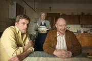 Franz Eberhofer (Sebastian Bezzel, li.) und Rudi Birkenberger (Simon Schwarz, re.) m&uuml;ssen schon wieder Grie&szlig;nockerlsuppe von der Oma (Enzi Fuchs, Mitte) essen.