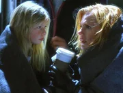 Im letzten Augenblick rettet Catherine (Marg Helgenberger, re.) ihre Tochter Lindsay (Madison McReynolds) aus dem sinkenden Auto.