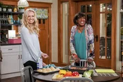 Gemma Johnson (Beth Behrs, l.); Tina Butler (Tichina Arnold, r.)