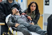 Gabriela Dawson (Monica Raymund) bangt um ihren angeschossenen Bruder Detective Antonio Dawson (Jon Seda, liegend). Wird er trotz des starken Blutverlustes &uuml;berleben?