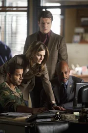 Javier Esposito (Jon Huertas, l.) zeigt Kate Beckett (Stana Katic, 2.v.l.), Castle (Nathan Fillion, 2.v.r.) und Roy Montgomery (Ruben Santiago-Hudson, r.) einen Hinweis darauf, dass sie den falschen Mann verdächtig haben ... Javier Esposito (Jon Huertas, l.) zeigt Kate Beckett (Stana Katic, 2.v.l.), Castle (Nathan Fillion, 2.v.r.) und Roy Montgomery (Ruben Santiago-Hudson, r.) einen Hinweis darauf, dass sie den falschen Mann verdächtig haben ...