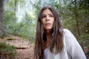 Kim Krüger (Katja Woywood) versucht ihren Verfolgern durch den Wald zu entfliehen... Kim Krüger (Katja Woywood) versucht ihren Verfolgern durch den Wald zu entfliehen...