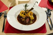 Tagesmotto “4 gewinnt": Lammkarree mit Kaffee-Rub, Kaffee-Trauben-Sauce, Fondant-Kartoffeln und knuspriger Kartoffelspirale (Lammkarree, Kartoffeln, Trauben, Kaffeebohnen) von Laura Steinkopf