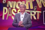 Auch Günther Jauch weiß nicht was passiert, aber er muss die Show moderieren und völlig unvorbereitet improvisieren.