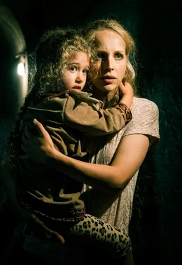 Julia (Petra Schmidt-Schaller) mit Linda (Helena Sch&ouml;nfelder).