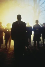 Sheriff Daniels ist fest davon überzeugt, dass Samuel und sein Vater Schwindler sind. Sheriff Daniels ist fest davon überzeugt, dass Samuel und sein Vater Schwindler sind.