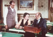 Major Guffey (Laurie Main, r.) erläutert Harriet Oleson (Katherine MacGregor, M.) ihre neue Unternehmensstrategie. Nels (Richard Bull, l.) bleibt skeptisch. Major Guffey (Laurie Main, r.) erläutert Harriet Oleson (Katherine MacGregor, M.) ihre neue Unternehmensstrategie. Nels (Richard Bull, l.) bleibt skeptisch.