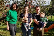 Familie Siegrist daheim in Bözberg AG: (v.l.n.r.) Mona Vetsch, Larissa Siegrist mit Enola, 6 Monate, Beat Siegrist mit Vitus, 3