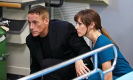 Phillip (Jean-Claude Van Damme) und Suzanne (Autumn Reeser)  Die Verwendung des sendungsbezogenen Materials ist nur mit dem Hinweis und Verlinkung auf TVNOW gestattet.