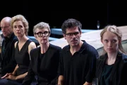 Von links: Johannes Lange (Robert Kuchenbuch), Gina Rohland (Ursina Lardi), Intendantin Freya von Kaltenberg (Anna Stiebich), Regisseur Akim Birol (Thiemo Strutzenberger) und die Garderobiere Ria J&auml;ger (Liliane Amuat).