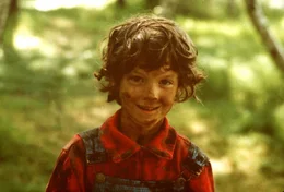 Der kleine Au&szlig;erirdische Charly (Cary Guffey) ist stets zu Streichen aufgelegt - gut, dass sein Ziehvater der Sheriff des Dorfes ist ...