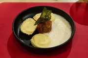 Tagesmotto “4 gewinnt": Ricotta-Ravioli mit weißer Tomatensauce, Tomaten-Tatar und frittiertem Basilikum (Ochsenherztomaten, Taggiasca Oliven, Ricotta, Basilikum) von Laura Krafft