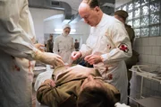 Prof. Sauerbruch (Ulrich Noethen, r.) operiert bis zur Erschöpfung. Im HG Schwester Christel (Frida-Lovisa Hamann). Prof. Sauerbruch (Ulrich Noethen, r.) operiert bis zur Erschöpfung. Im HG Schwester Christel (Frida-Lovisa Hamann).