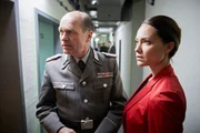 Uwe Wernicke (Horst Günter Marx) und Janine (Sarah Maria Besgen) planen ihr weiteres Vorgehen.