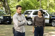 Remy Scott (Dylan McDermott, l.); Kristin Gaines (Alexa Davalos, r.)
