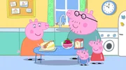 Mama Wutz (li.) backt heute einen Apfelkuchen. Während Familie Wutz gewartet hat, bis er fertig ist, haben Papa Wutz (hi.re.), Peppa (vo.re.) und Schorsch (vo.li.) ein Suchspiel gespielt.