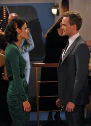 Während Ted und Marshall auf einem Konzert Drogen zu sich nehmen und dadurch ihr Zeitgefühl verlieren, haben Barney (Neil Patrick Harris, r.) und Robin (Cobie Smulders, l.) ein ganz anderes Problem ...